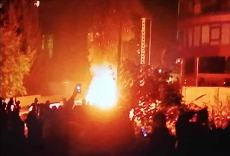 Une voiture civile appartenant à un membre des FSI incendiée à Tripoli au Nord du Liban. Crédit Photo: NNA