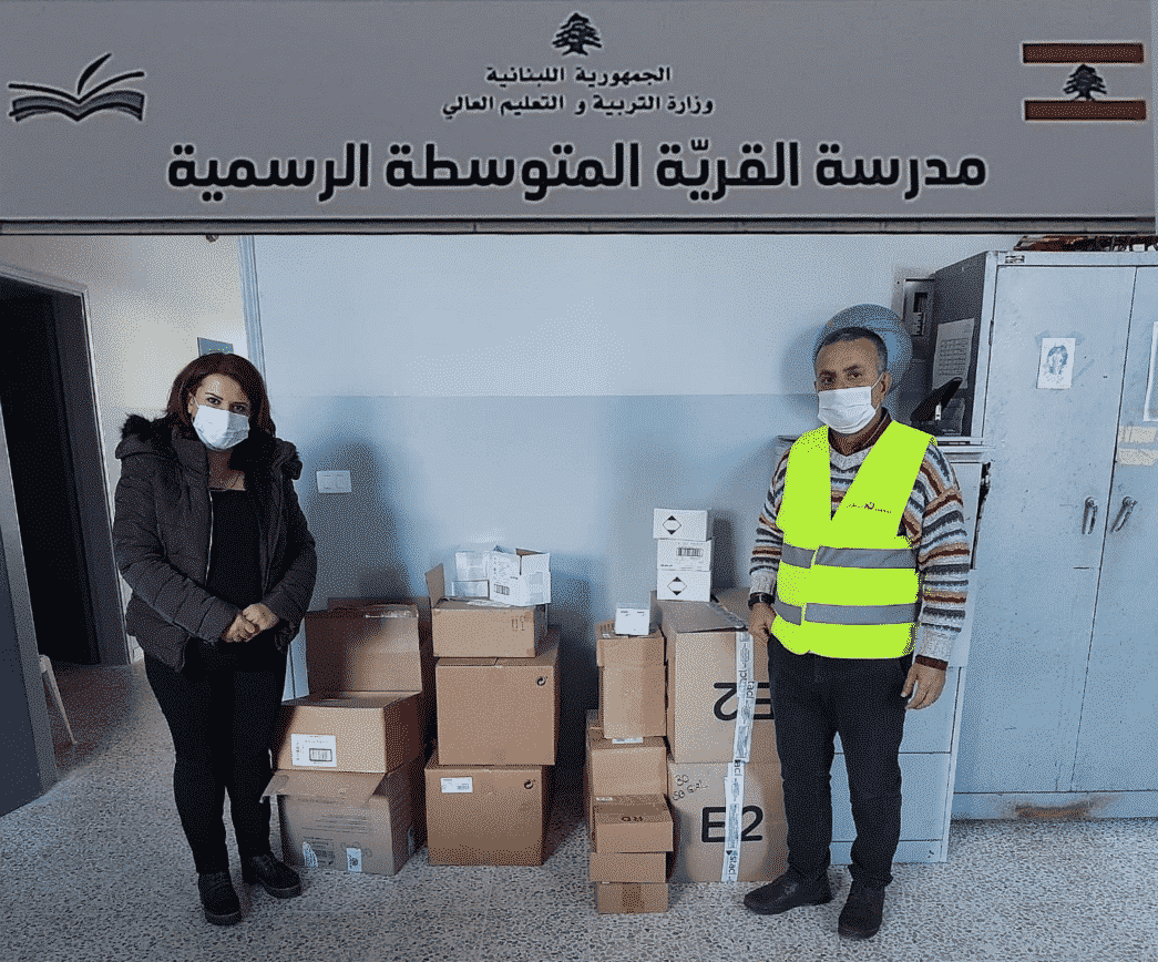L'association Nawraj offre des fournitures scolaires à l'école officielle complementaire du village Krayeh, à l'est de Saida.