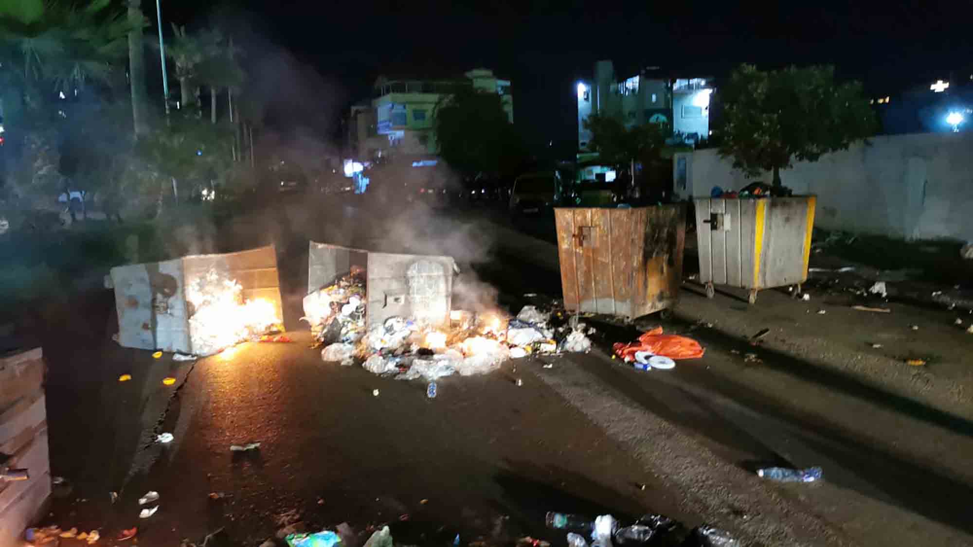 Routes coupées dans la capitale et des manifestations à Tripoli et Saïda