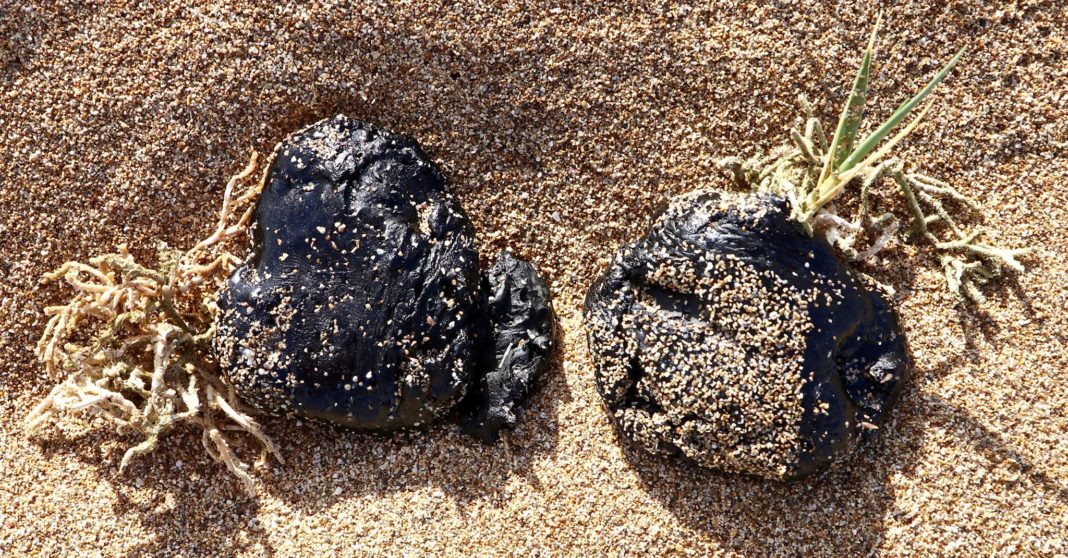 De nouvelles galettes de mazout sur les plages libanaises