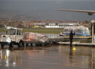 L'arrivée du premier lot de vaccin astrazeneca à l'aéroport international de Beyrouth. Crédit photo: NNA