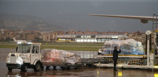 L'arrivée du premier lot de vaccin astrazeneca à l'aéroport international de Beyrouth. Crédit photo: NNA