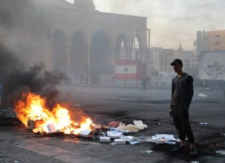 Liban/Crise: De nombreuses routes coupées en ce début de semaine alors que le duo Hezbollah/Amal mettent en garde et Hariri toujours à l’étranger