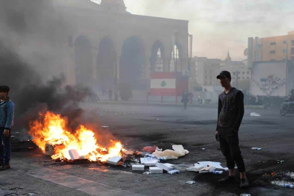 Liban/Crise: De nombreuses routes coupées en ce début de semaine alors que le duo Hezbollah/Amal mettent en garde et Hariri toujours à l'étranger