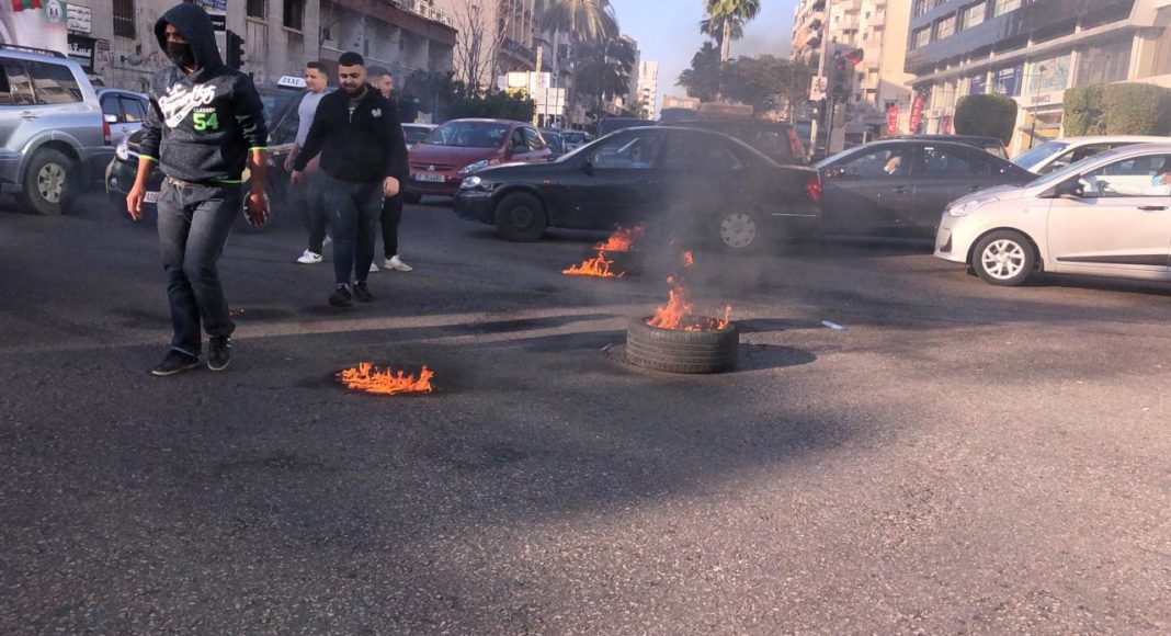 Des pneus incendiés place Elia à Saida, le 2 mars 2021. Crédit Photo: NNA