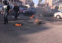 Liban: Plus de routes fermées alors que les changeurs ferment leurs rideaux Des pneus incendiés place Elia à Saida, le 2 mars 2021. Crédit Photo: NNA