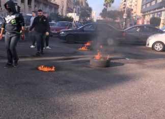 Des pneus incendiés place Elia à Saida, le 2 mars 2021. Crédit Photo: NNA