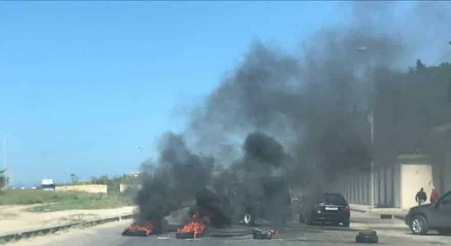 De nombreuses routes bloquées alors que la Livre Libanaise traverse un mardi noir