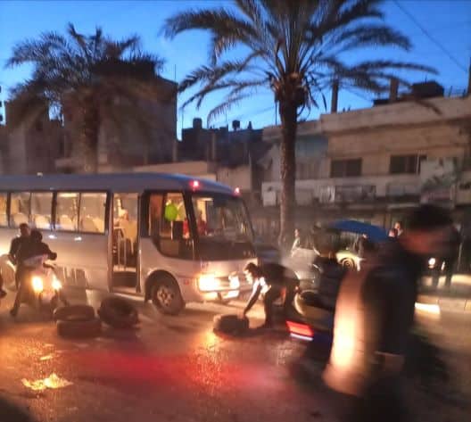 Certaines routes rouvertes par l’armée libanaise alors qu’un incident aurait eu lieu à Jiyeh entre manifestants et partisans du Hezbollah Certaines routes rouvertes par l'armée libanaise alors qu'un incident aurait eu lieu à Jiyeh entre manifestants et partisans du Hezbollah