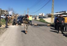Liban/Crise: De nouvelles routes coupées alors que la livre libanaise s'effondre au-dessus des 10 000 LL/USD
