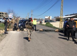 Liban/Crise: De nouvelles routes coupées alors que la livre libanaise s’effondre au-dessus des 10 000 LL/USD