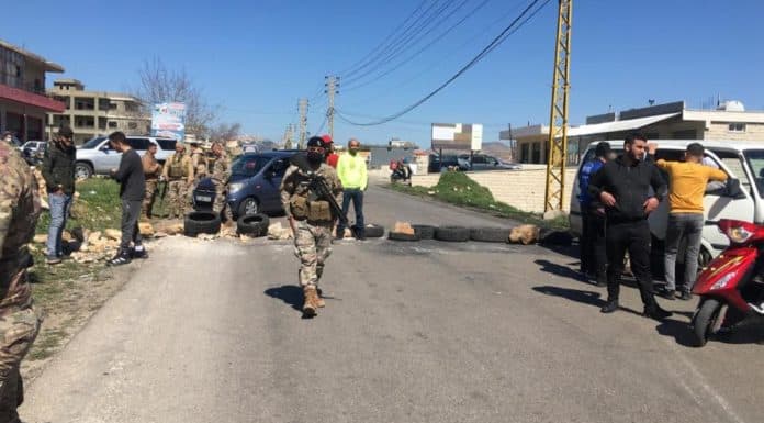 Liban/Crise: De nouvelles routes coupées alors que la livre libanaise s'effondre au-dessus des 10 000 LL/USD