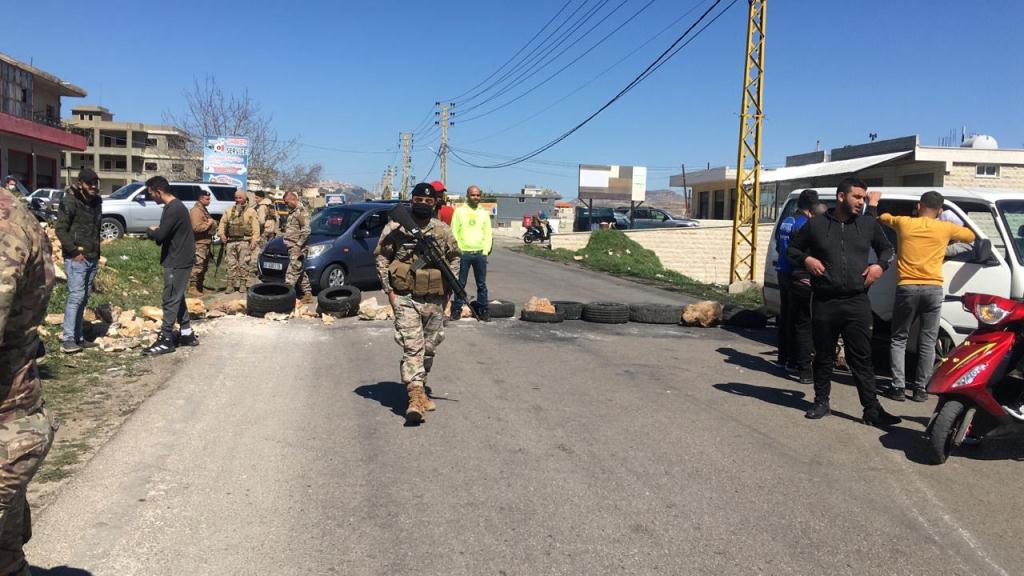 Liban/Crise: De nouvelles routes coupées alors que la livre libanaise s'effondre au-dessus des 10 000 LL/USD