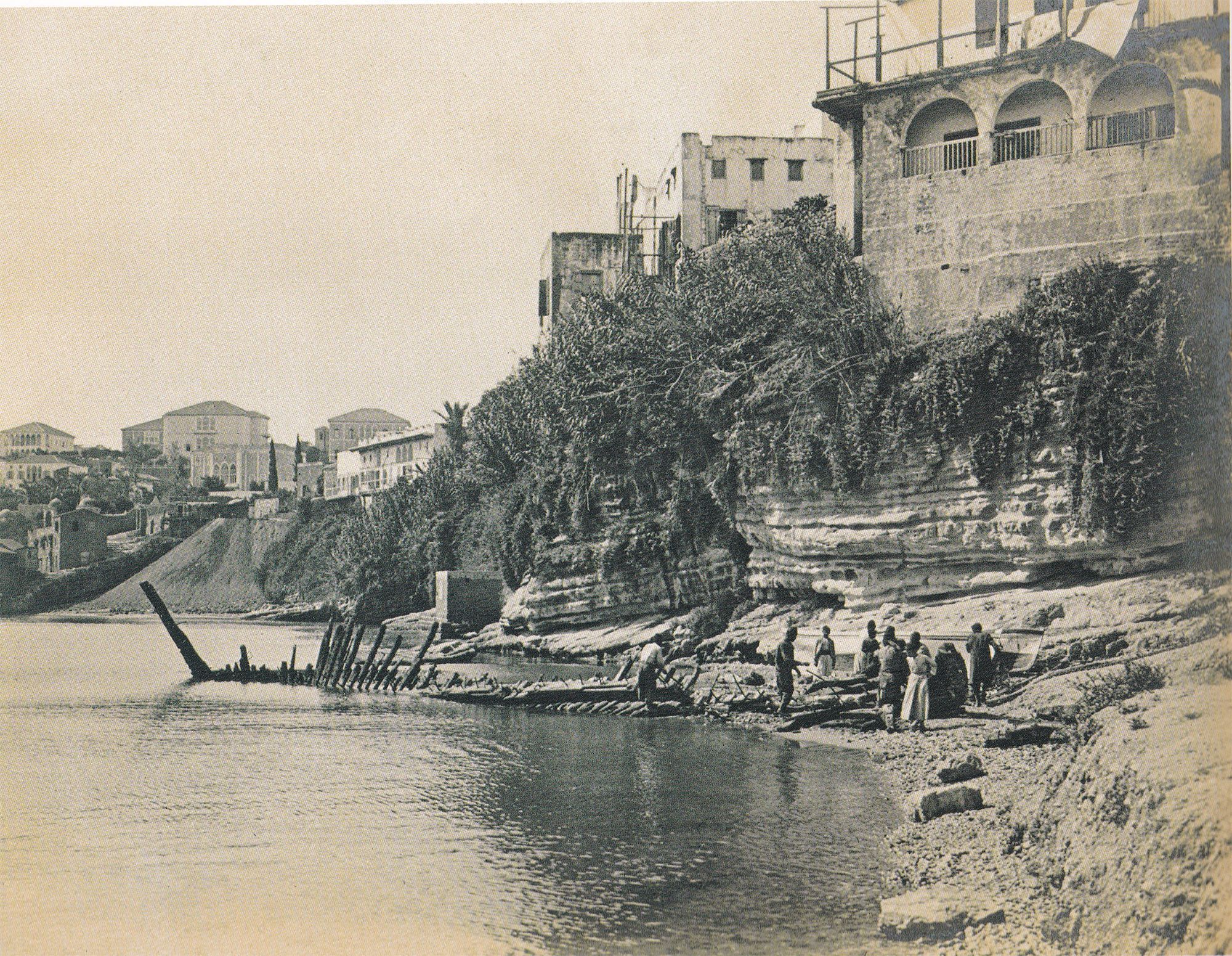 Les falaises du quartier de Medawar avec en hauteur les palais du quartier Sursock, vers 1895. Collection Fouad Debbas.