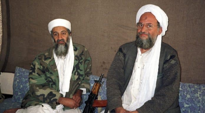 Osama bin Laden (L) sits with his adviser and purported successor Ayman al-Zawahiri, an Egyptian linked to the al Qaeda network, during an interview with Pakistani journalist Hamid Mir (not pictured) in an image supplied by the respected Dawn newspaper November 10, 2001. Al Qaedas elusive leader Osama bin Laden was killed in a mansion outside the Pakistani capital Islamabad, U.S. President Barack Obama said on May 1, 2011. REUTERS/Hamid Mir/Editor/Ausaf Newspaper for Daily Dawn (AFGHANISTAN - Tags: POLITICS CONFLICT IMAGES OF THE DAY). (Foto: HO/Scanpix 2011)