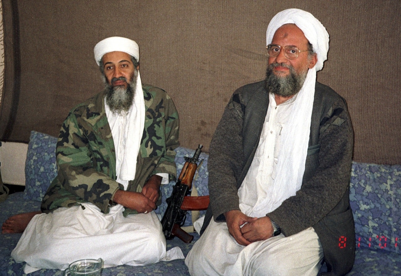 L’offre de l’Arabie saoudite au Mollah Omar pour récupérer Oussama Ben Laden, chef d’Al Qaida Osama bin Laden (L) sits with his adviser and purported successor Ayman al-Zawahiri, an Egyptian linked to the al Qaeda network, during an interview with Pakistani journalist Hamid Mir (not pictured) in an image supplied by the respected Dawn newspaper November 10, 2001. Al Qaedas elusive leader Osama bin Laden was killed in a mansion outside the Pakistani capital Islamabad, U.S. President Barack Obama said on May 1, 2011. REUTERS/Hamid Mir/Editor/Ausaf Newspaper for Daily Dawn (AFGHANISTAN - Tags: POLITICS CONFLICT IMAGES OF THE DAY). (Foto: HO/Scanpix 2011)