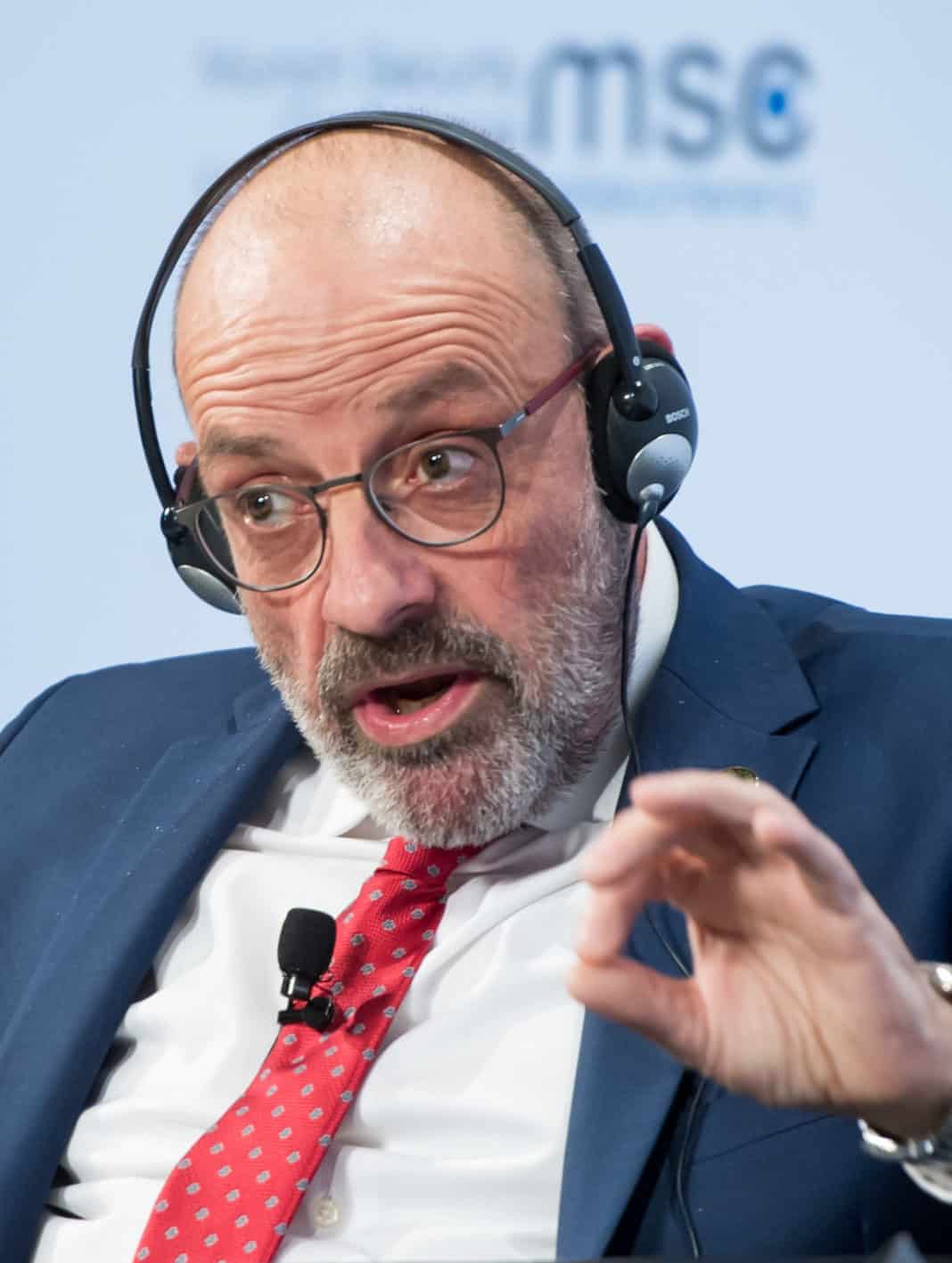 Former Defense Minister Sends « Important » Documents to Judge Tarek Bitar