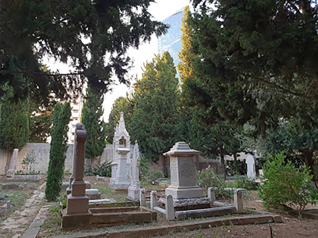 مقبرة مسيحية مدمرة في بيروت