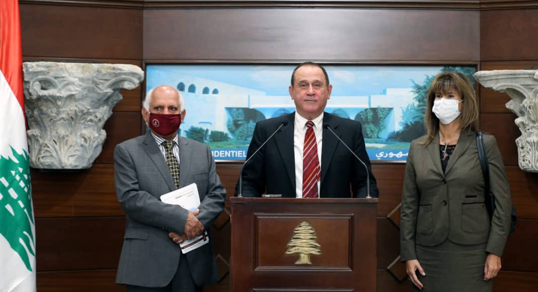 Le ministre de l'industrie avec les représentants de l'entreprise qui fabriquera au Liban, le vaccin Sputnik V. Crédit Photo: Dalati & Nohra