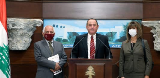 Le ministre de l'industrie avec les représentants de l'entreprise qui fabriquera au Liban, le vaccin Sputnik V. Crédit Photo: Dalati & Nohra