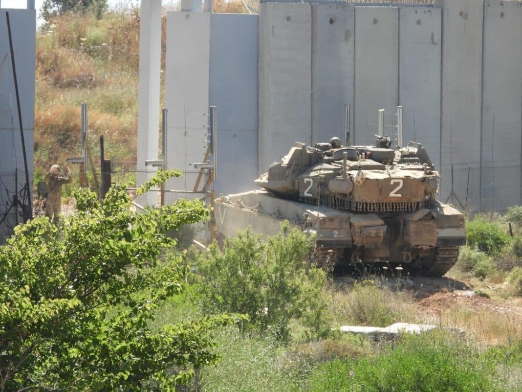 Israël menace de frapper plus profondément au Liban et tirent sur des funérailles