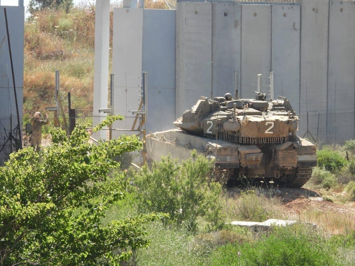 Israël menace de frapper plus profondément au Liban et tirent sur des funérailles