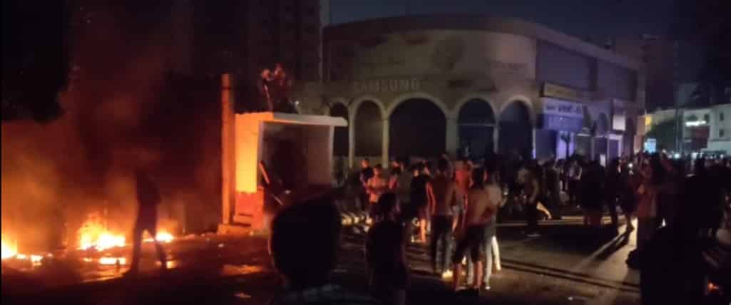 هجوم المتظاهرين على فروع مصرف لبنان في طرابلس وصعدة