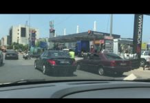 طوابير كبيرة أمام محطات الوقود التي لا تزال مفتوحة