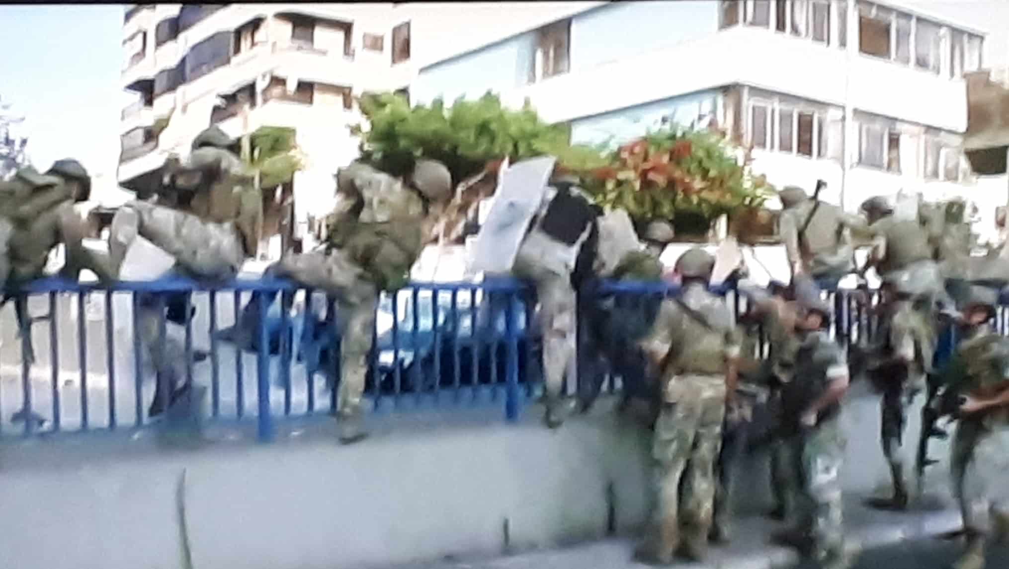 Un soldat blessé par les partisans de Hariri qui coupent des axes routiers à Beyrouth