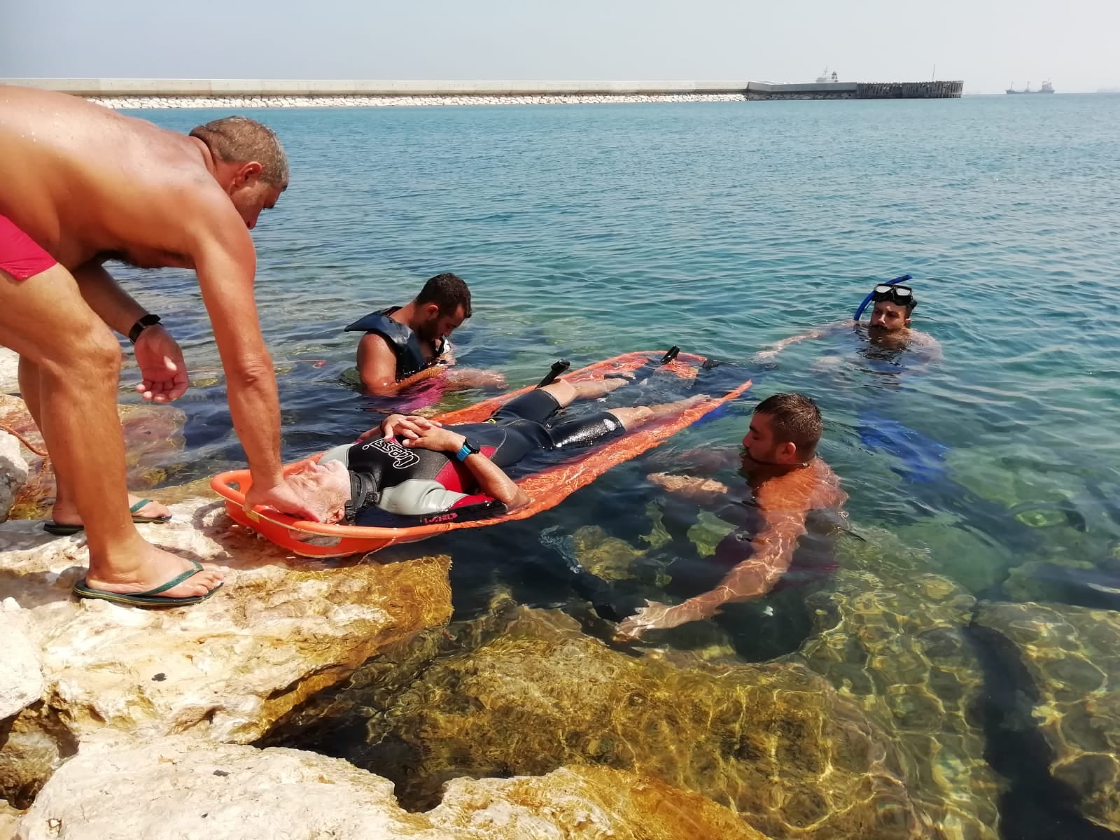 Des pompiers français et libanais sauvent un nageur Source Photo: Ambassade de France