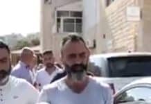 Le ministère de la santé ouvre une enquête après le décès d’une fillette faute de médicaments Le père de la fillette transportant la dépouille de sa fille. Droit Photo DR