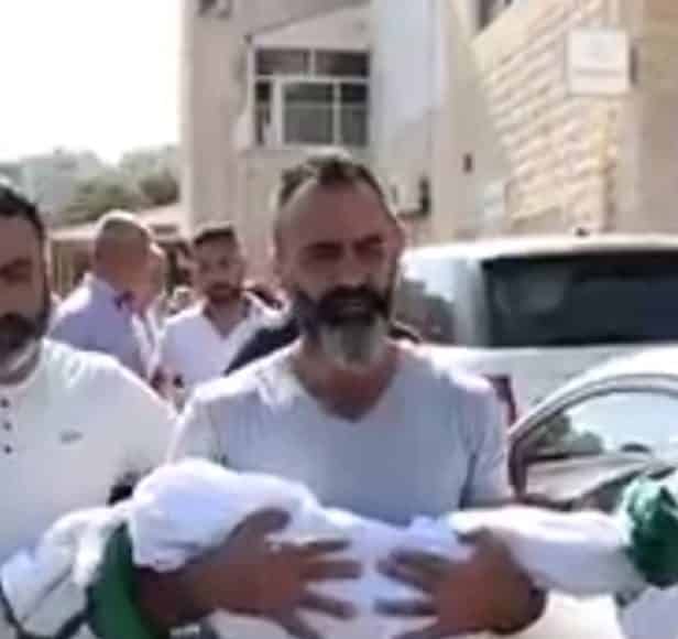The father of the girl carrying the remains of his daughter. DR Photo Law