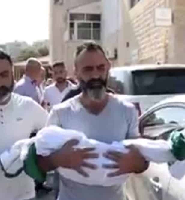 The father of the girl carrying the remains of his daughter. DR Photo Law