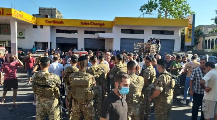 De l'essence distribuée par l'Armée Libanaise suite à la découverte d'importants stocks de carburants illégalement stockés. Crédit Photo: NNA, 12 juillet 2021