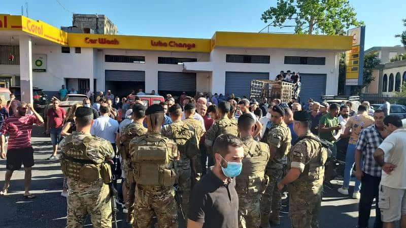 De l'essence distribuée par l'Armée Libanaise suite à la découverte d'importants stocks de carburants illégalement stockés. Crédit Photo: NNA, 12 juillet 2021