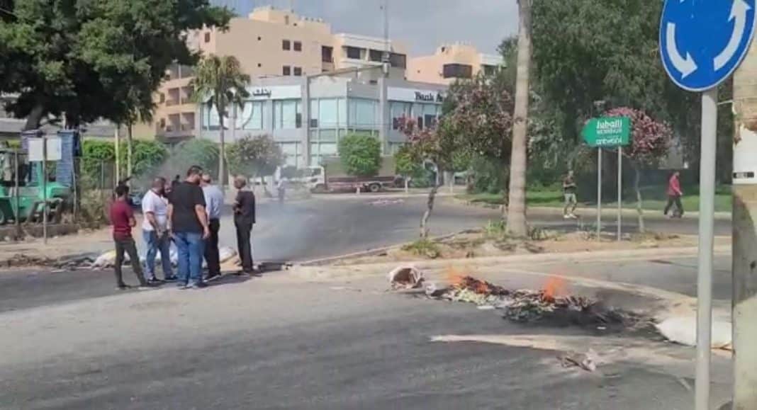 Crise: Plusieurs routes coupées au Nord et au Sud du Liban