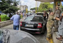 Face à la pénurie, l'armée libanaise réagit et distribue du carburant saisi