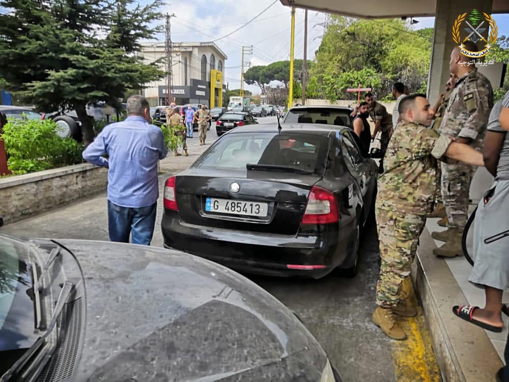 Face à la pénurie, l'armée libanaise réagit et distribue du carburant saisi