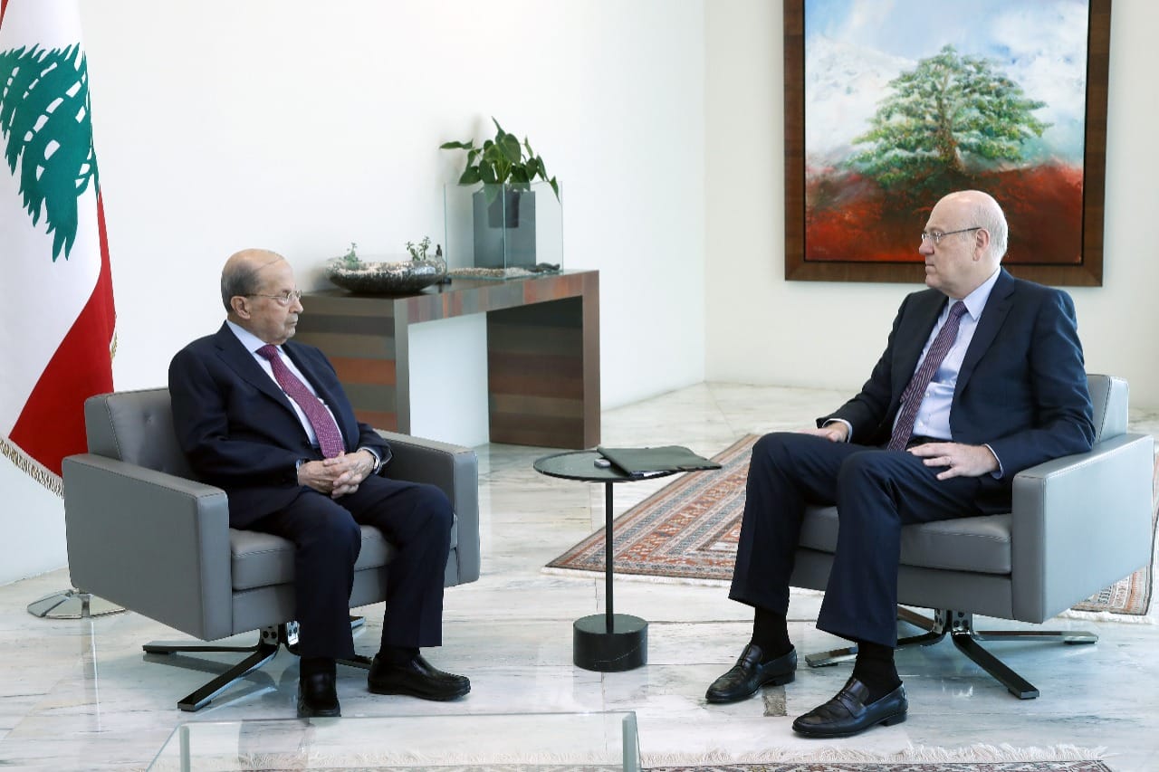 Mikati chez Aoun pour évoquer une possible reprise des réunions du conseil des ministres