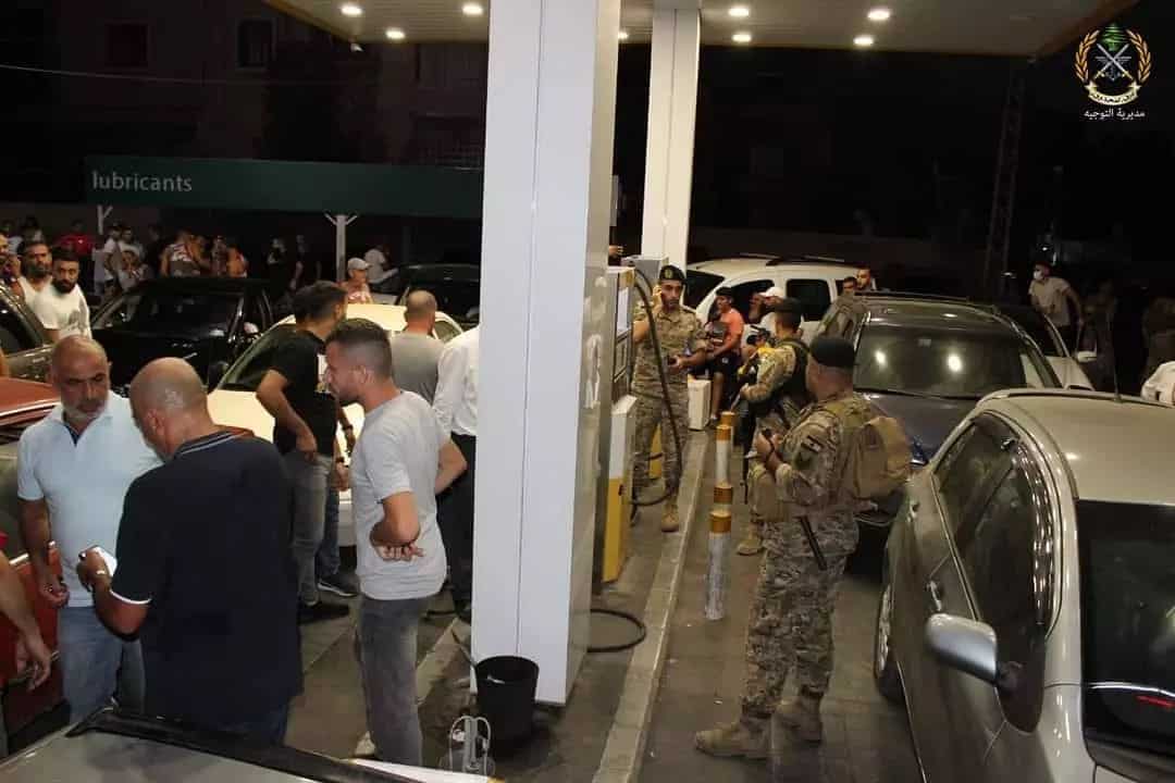 L’Armée Libanaise distribue les carburants saisis