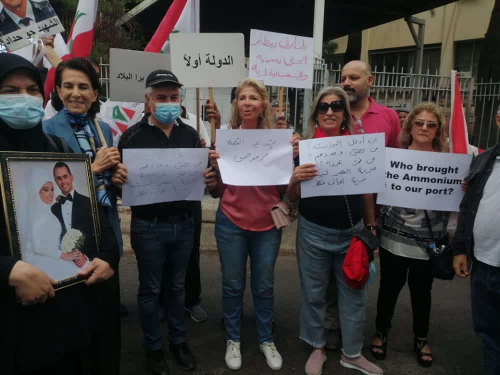 Nouhad Machnouk cherche à écarter le juge Tarek Bitar et les familles des victimes manifestent
