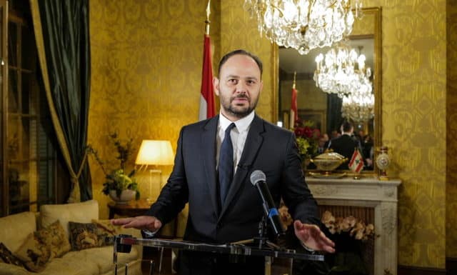 Hikmat A. Abou Zeid signe son ouvrage, à l’ambassade du Liban en France, intitulé “La Révolution Institutionnelle au Liban”, pour donner le dernier coup de pouce à la survie d’un Liban unitaire…