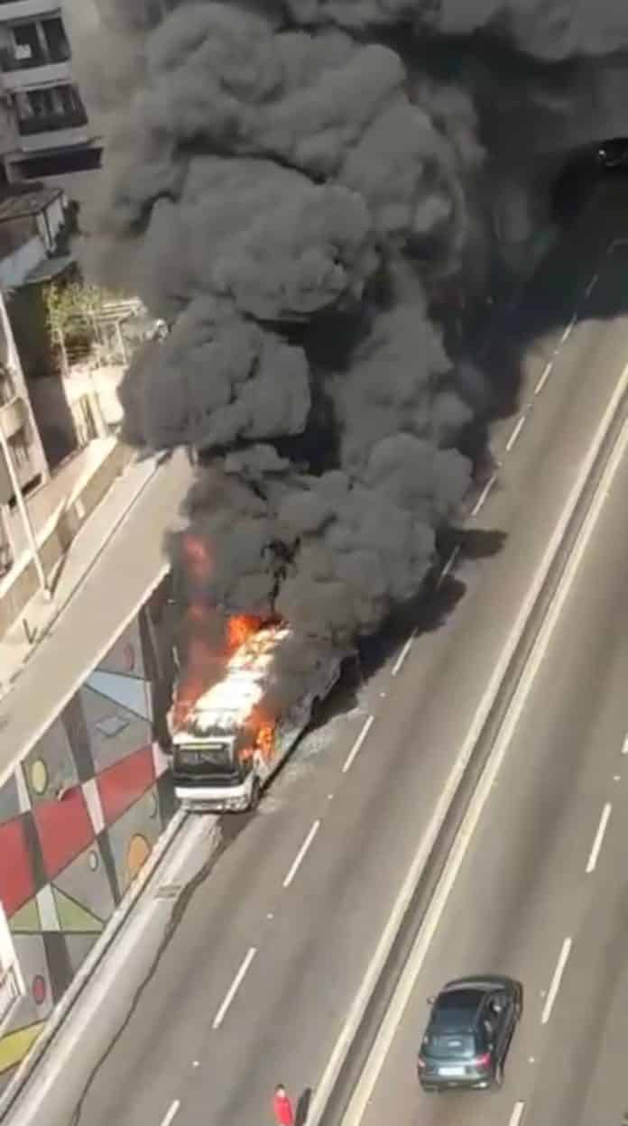 Beyrouth: Un bus prend feu à l'intérieur du tunnel Salim Salam