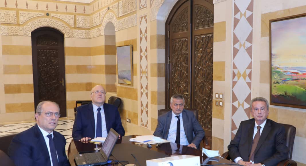 Le premier ministre Najib Mikati en compagnie du ministre des finances Youssef Khalil et le gouverneur de la Banque du Liban Riad Salamé. Crédit Photo: Dalati & Nohra