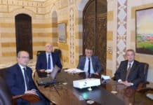 Le premier ministre Najib Mikati en compagnie du ministre des finances Youssef Khalil et le gouverneur de la Banque du Liban Riad Salamé. Crédit Photo: Dalati & Nohra