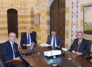 Le premier ministre Najib Mikati en compagnie du ministre des finances Youssef Khalil et le gouverneur de la Banque du Liban Riad Salamé. Crédit Photo: Dalati & Nohra