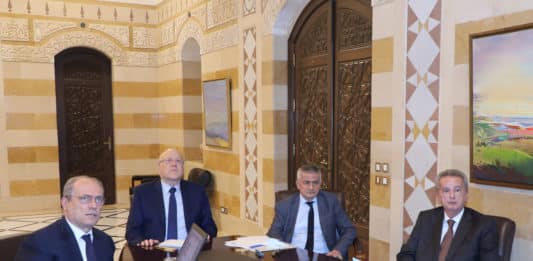 Le premier ministre Najib Mikati en compagnie du ministre des finances Youssef Khalil et le gouverneur de la Banque du Liban Riad Salamé. Crédit Photo: Dalati & Nohra