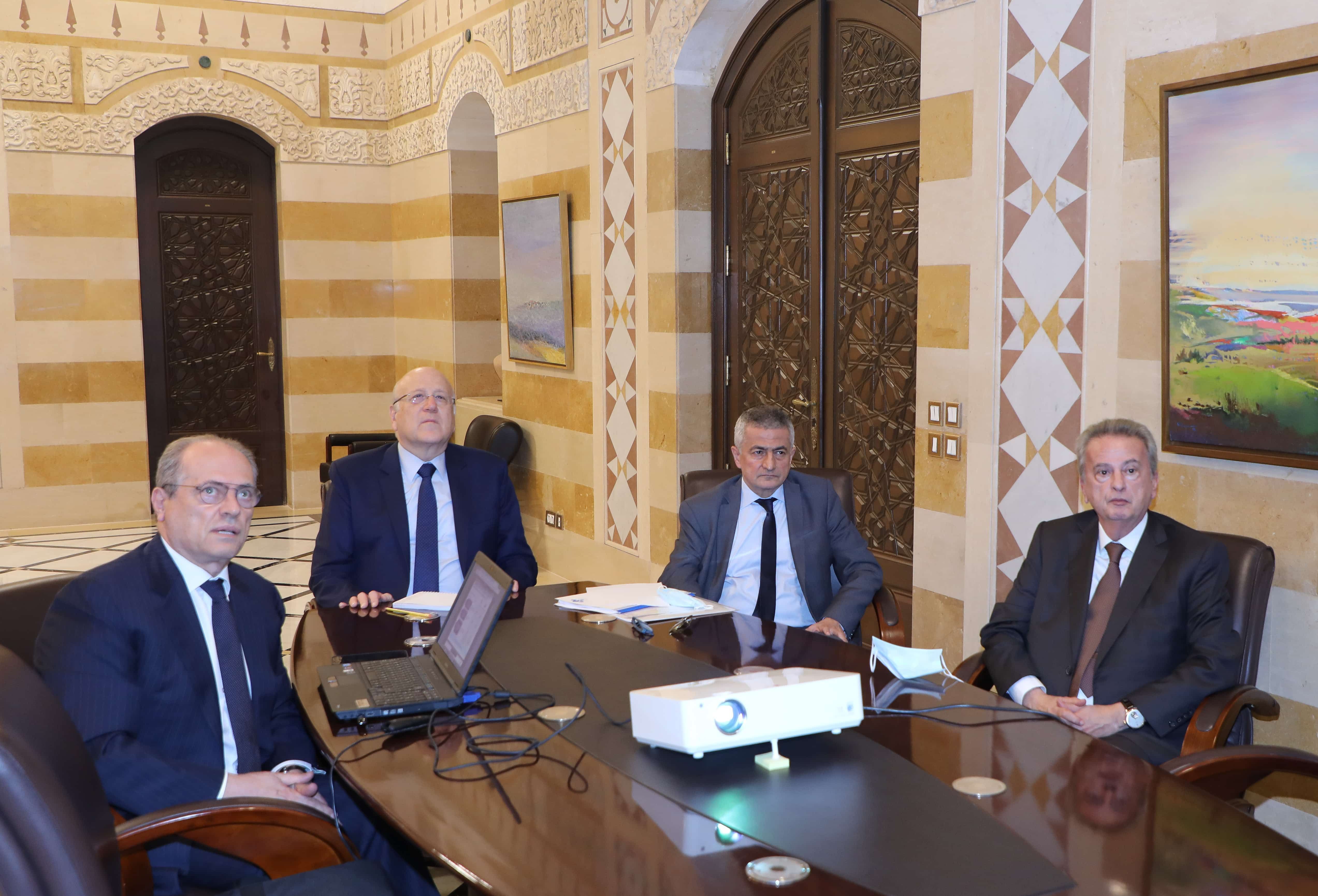Le premier ministre Najib Mikati en compagnie du ministre des finances Youssef Khalil et le gouverneur de la Banque du Liban Riad Salamé. Crédit Photo: Dalati & Nohra