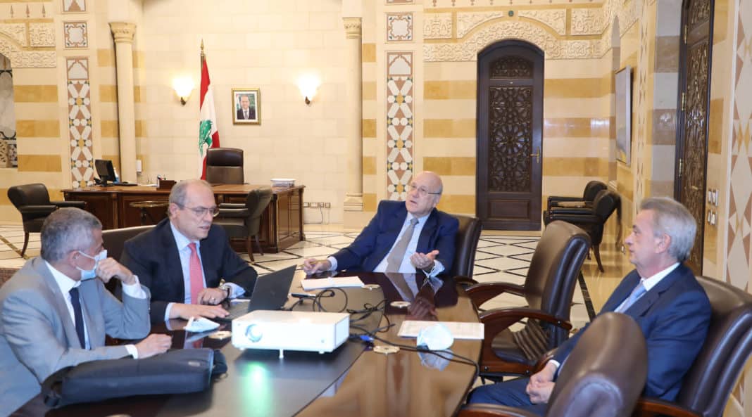 Le premier ministre Najib Mikati en compagnie du ministre des finances Youssef Khalil et le gouverneur de la Banque du Liban Riad Salamé. Crédit Photo: Dalati & Nohra