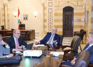 Le cabinet Mikati affirme que la démission de Salamé est entre les mains de la justice Le premier ministre Najib Mikati en compagnie du ministre des finances Youssef Khalil et le gouverneur de la Banque du Liban Riad Salamé. Crédit Photo: Dalati & Nohra